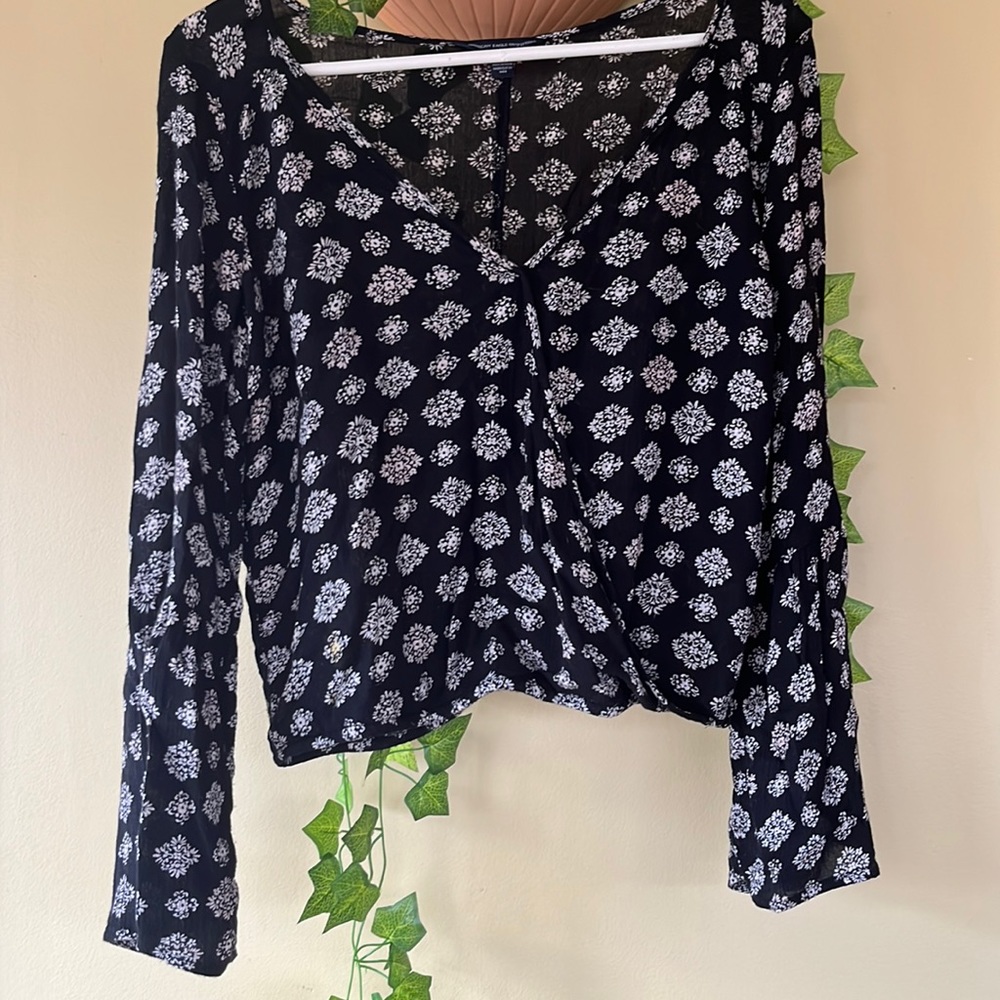 Black and cream flowery American Eagle top